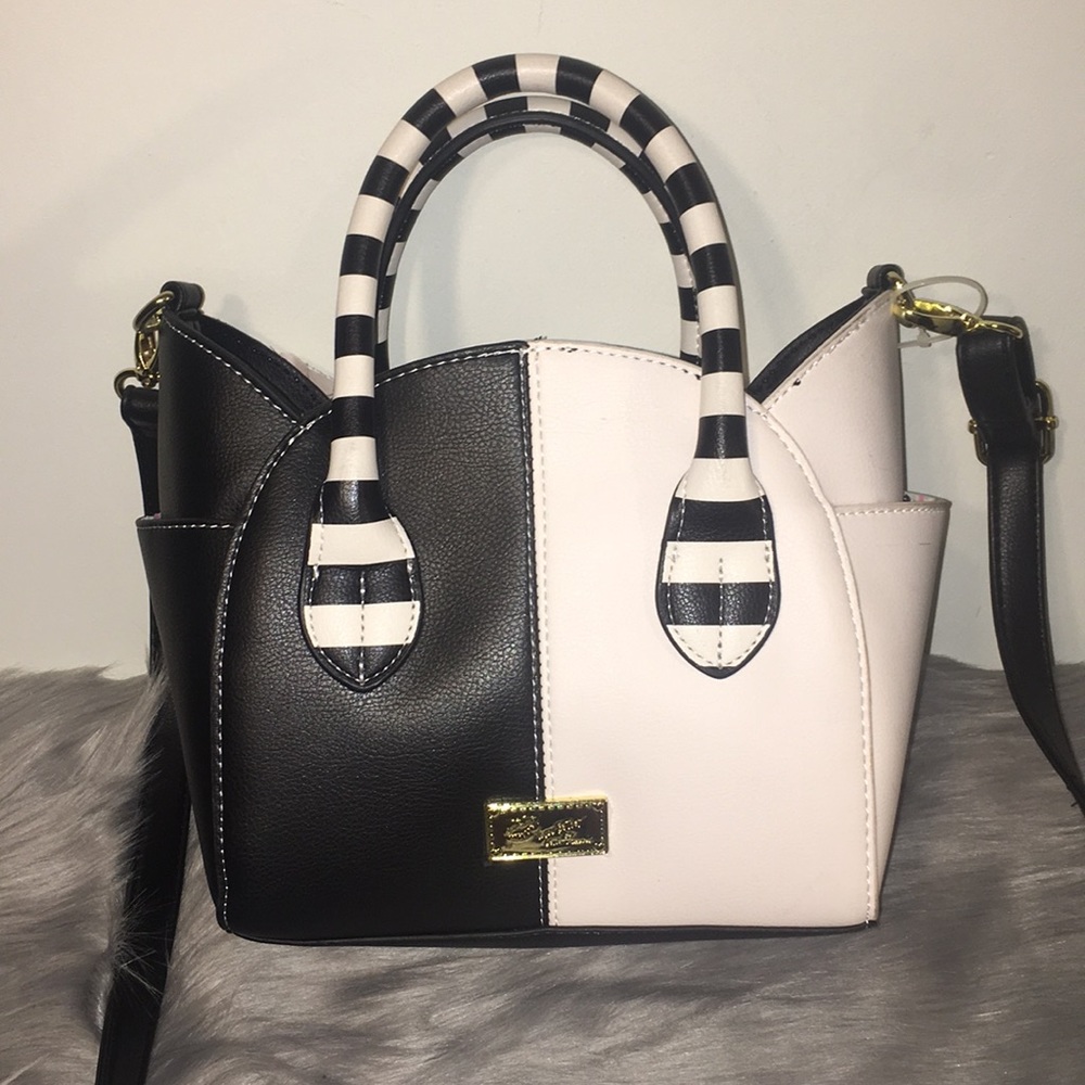 Sold on ♏️ 🌺Betsey Johnson kitty purse💕 - Picture 3 of 8